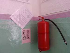 Инструкция по пожарной безопасности в спортзале, огнетушитель и инструкция по применению. Фото: Юлия Пивоварова "ВК"