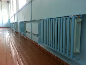 Для безопасности учеников в спортивном зале радиаторы закрыты защитным экраном. Фото: Юлия Пивоварова "ВК"