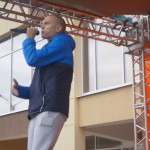 Влад Макаренков выступает со своими новыми песнями