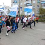 Первая линия бежала размахивая флагами городского округа и Российской Федерации