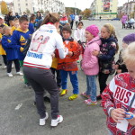 Дети были очень довольны красивым браслетикам с символикой карпинской молодежной думы и "Русских пробежек"