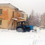 С валом мокрого снега трактор справляется с трудом