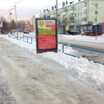 Пешеходы протоптали тропки по снежным тротуарам