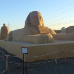Почти в натуральную величину. Песочные скульптуры повторяют памятники Египта