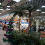 Перед новым годом в аэропорту нарядили елочку. Под пальмами