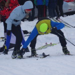 Порой, чтобы надеть лыжи, требуется помощь друга