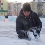 Рабочие убирают лишний слой льда