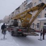 Уборка снега идет не только на улицах, но и с крыш домов