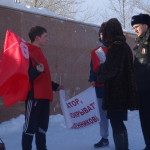 Участников встречи попросили убрать плакаты и флаг