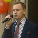 Директор школы Игорь Сметанин говорит свое вступительное слово