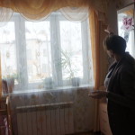 "Углы постоянно мокнут" - показывает хозяйка жилья на Почтамтской, 35