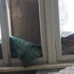 Окна затыкали старыми одеялами, чтобы не сквозило