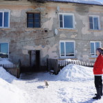 Жительница Людмила Васильевна говорит, что ходить вдоль домов страшновато - снег свисает с крыш