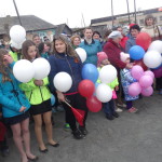 Ученики местной школы пришли на открытие с множеством воздушных шаров