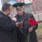 Андрей Клопов лично поздравил ветерана и подарил ему открытку от губернатора области