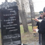 Карпинский батюшка Отец Игорь освятил памятник сразу после его открытия