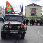 Колонну участников праздника "возглавил" автомобиль с флагами