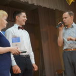 Игорь Сметанин дает напутствие одному из лучших учеников класса