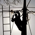 В Карпинске меняют опоры - электричество отключат