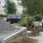 В Карпинске жители возмущены вырубкой яблонь ради автостоянки