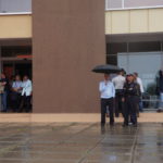 Полиция предусмотрительно спряталась под зонтом