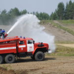 Сухую трассу поливал пожарный автомобиль, чтобы хоть немного смочить землю