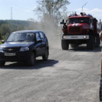 Перед пожарным автомобилем не очень-то быстро ехал некий автолюбитель. Даже после сигнала от пожарных пропустить дорогу, водитель и не уступил, и не прибавил скорости