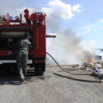 Пожарные моментально раскатали рукав