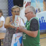 Подарок из рук председателя городского совета ветеранов Валентины Берковской получают победители соревнования