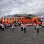 Танец с флагами показали работники Волчанского механического завода