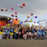 Ребятишки из детского сада с восторгом запустили в небо воздушные шары 