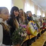 И старшеклассники, и малыши встречали учителей с букетами цветов