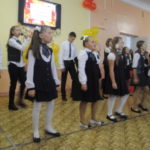 На линейке с песнями выступали сами ученики школы №16