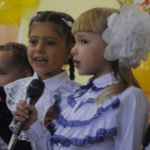 Маленькие ученицы спели несколько песен про школу 