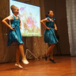 Девчонки из школы подготовили несколько замечательных танцевальных номеров