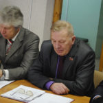Владимир Юхно (в центре) - частый  критик и оппонент чиновников. Фото: Александр Ярошук, "Вечерний Карпинск"