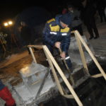 Спасатели отдалбливают лед на деревянном настиле