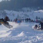 Помимо автомобилей и мотоциклов по замерзшему льду гоняли парни на снегоходах