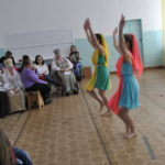 Девочки исполняют индийский танец