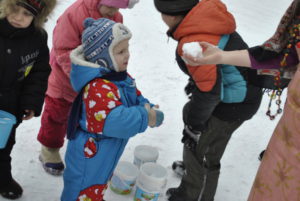 Взрослые помогали совсем маленьким детям, которые еще не могли сами слепить снежок