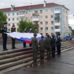 Флаг России держали ребята из военно-патриотических клубов города. 