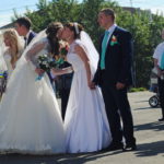 В этот день площадь городскую площадь украсили три невесты в белоснежных нарядах