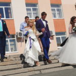 Невесты аккуратно спускаются по ступенькам, чтобы не испачкать платье