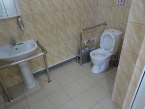 В туалете есть поручни для инвалидов