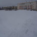 Главная площадь города завалена снегом. так она выглядела утром 23 апреля. Фото: Дина Сударева, "Вечерний Карпинск"