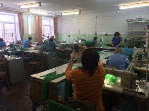 Впервые в истории фабрики женщины работают с изготовлением такого вида изделий. Фото: Дина Сударева, "Вечерний Карпинск"